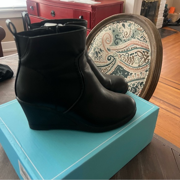 Vespose Womens 9679 wedge ankle bootie black boots 8.5 EUC like new faux… - Picture 2 of 6
